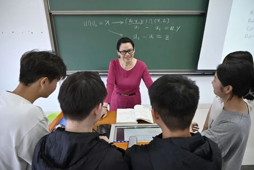 图二：方辉云老师与学生亲切交流