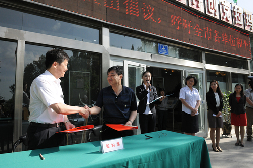 20170518我校在克拉玛依市展览馆建立大学生爱国主义教育实践基地-付璇2